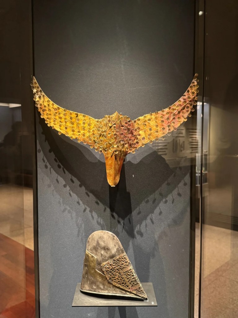 Gold crown and traditional ornamental design from Korea, representing royal heritage and craftsmanship